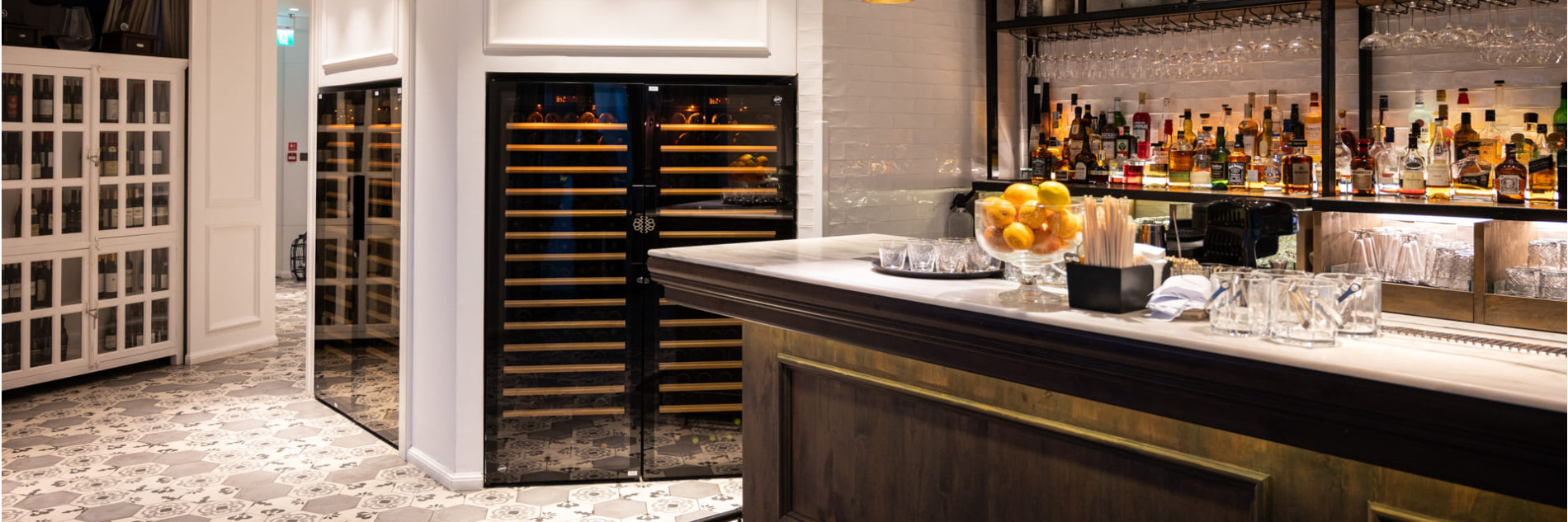 Restaurant Carine Dubai: Nebeneinander eingebaute EuroCave Weinkühlschränke für Lagerung und Serviertemperatur.