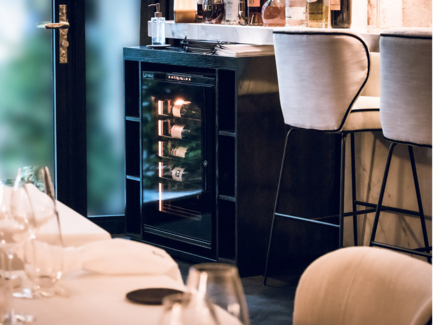 Kleines, intimes Hotel in Chambéry, Frankreich, ausgestattet mit einem Unterbau-Weinkühlschrank aus der Kollektion Inspiration.