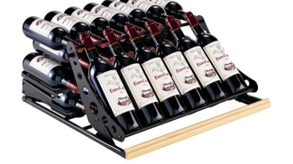 Kit de présentation pour exposer les bouteilles en position inclinée et stocker les bouteilles à l'arrière.