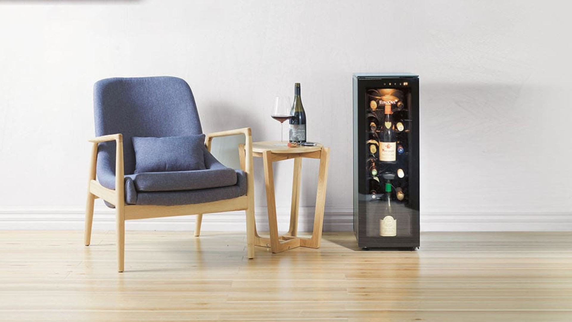 Cozy and intimate atmosphere with the Tête à Tête home wine bar station. Enjoy your wines at the ideal temperature and keep the bottles that have not been finished.