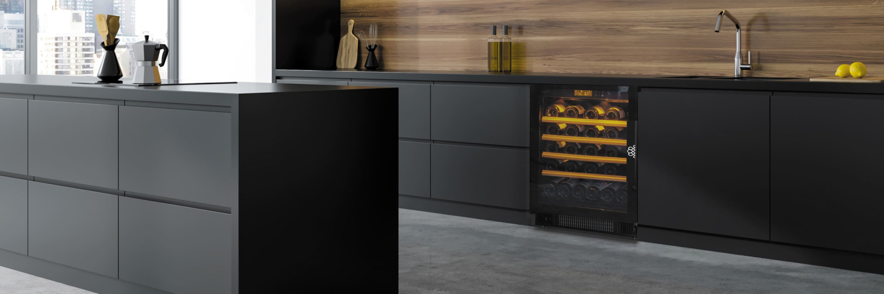 cave-a-vin-encastree-grande-cuisine-noire-contemporaine-appartement-ilot-lumiere-ambree.jpg cave-a-vin-encastree-grande-cuisine-noire-contemporaine-appartement-ilot-lumiere-ambree.jpg