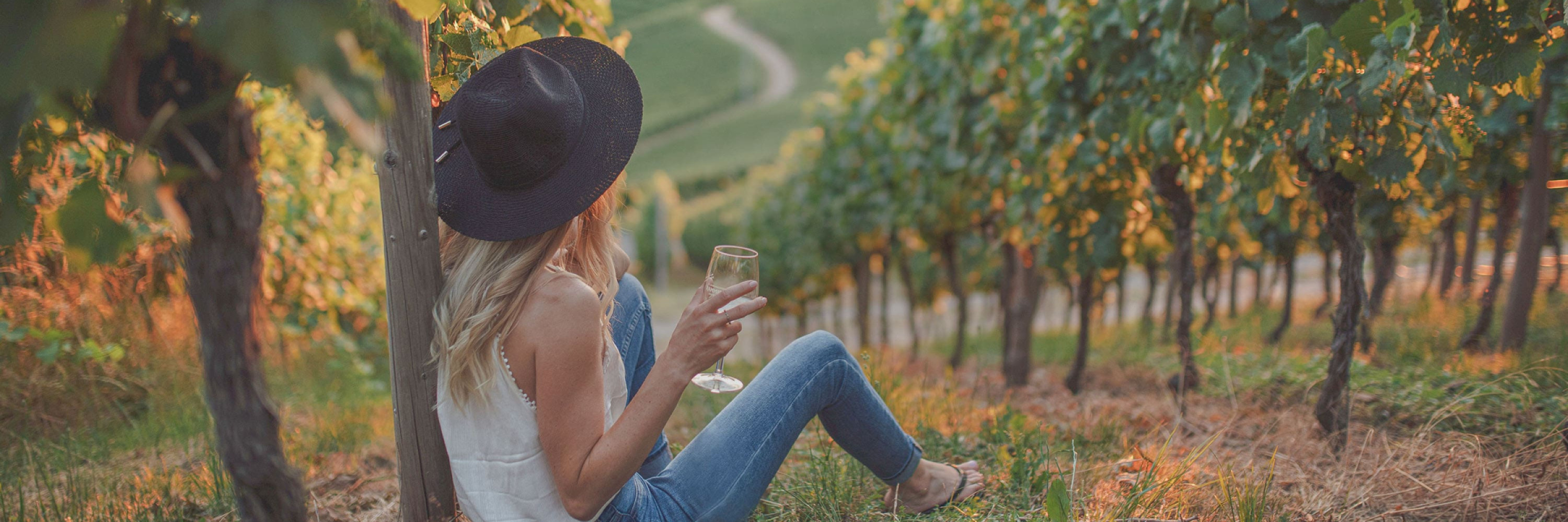 eurocave-femme-dans-les-vignes-verre-de-vin-blanc-coucher-de-soleil-chapeau-france.jpg