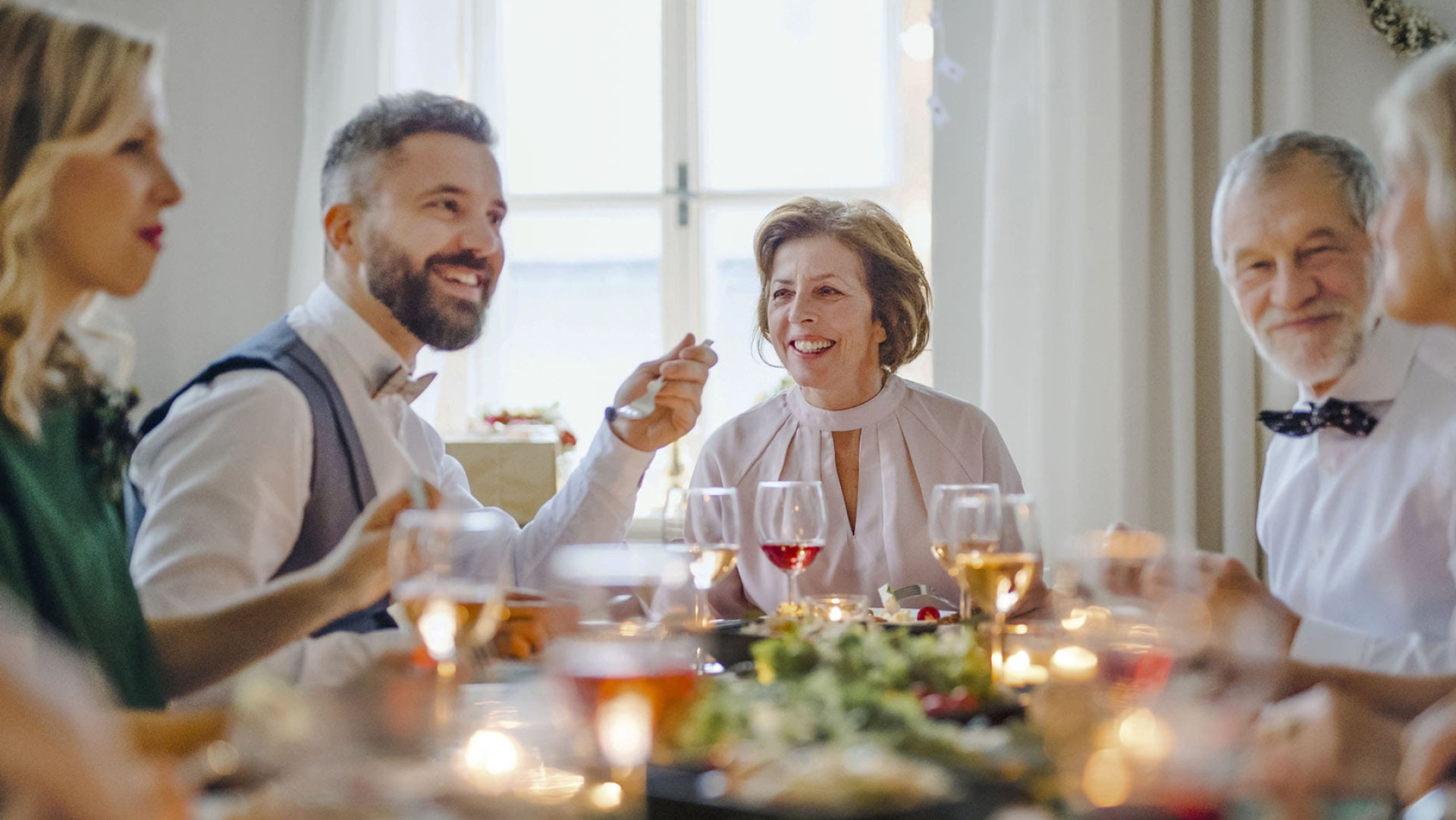 Instant de partage autour d'un repas de famille, d'une table bien dressée et d'un bon verre de vin. Des moments qui illustrent parfaitement l'art de vivre à la française.