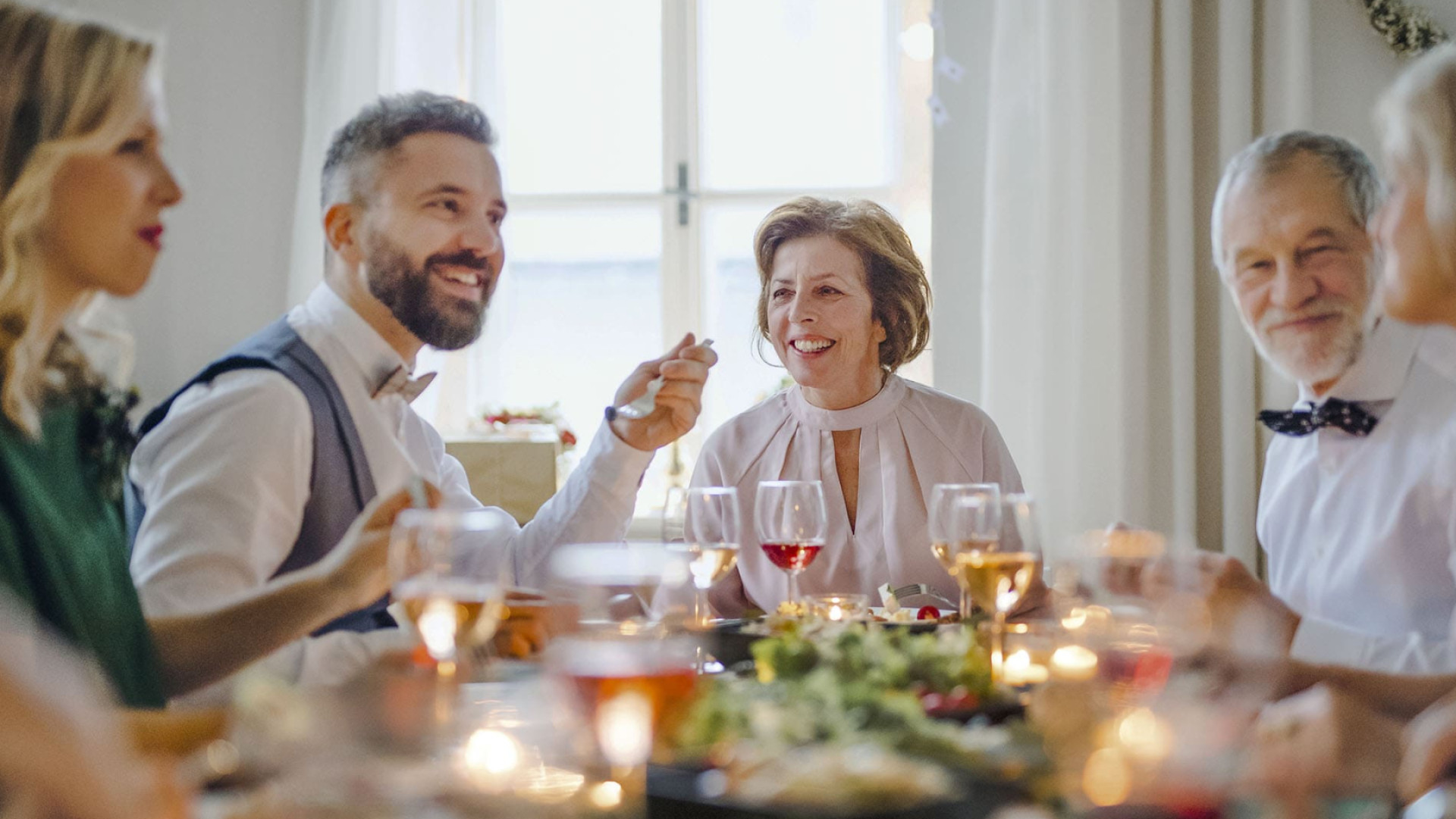 Instant de partage autour d'un repas de famille, d'une table bien dressée et d'un bon verre de vin. Des moments qui illustrent parfaitement l'art de vivre à la française. Instant de partage autour d'un repas de famille, d'une table bien dressée et d'un bon verre de vin. Des moments qui illustrent parfaitement l'art de vivre à la française.