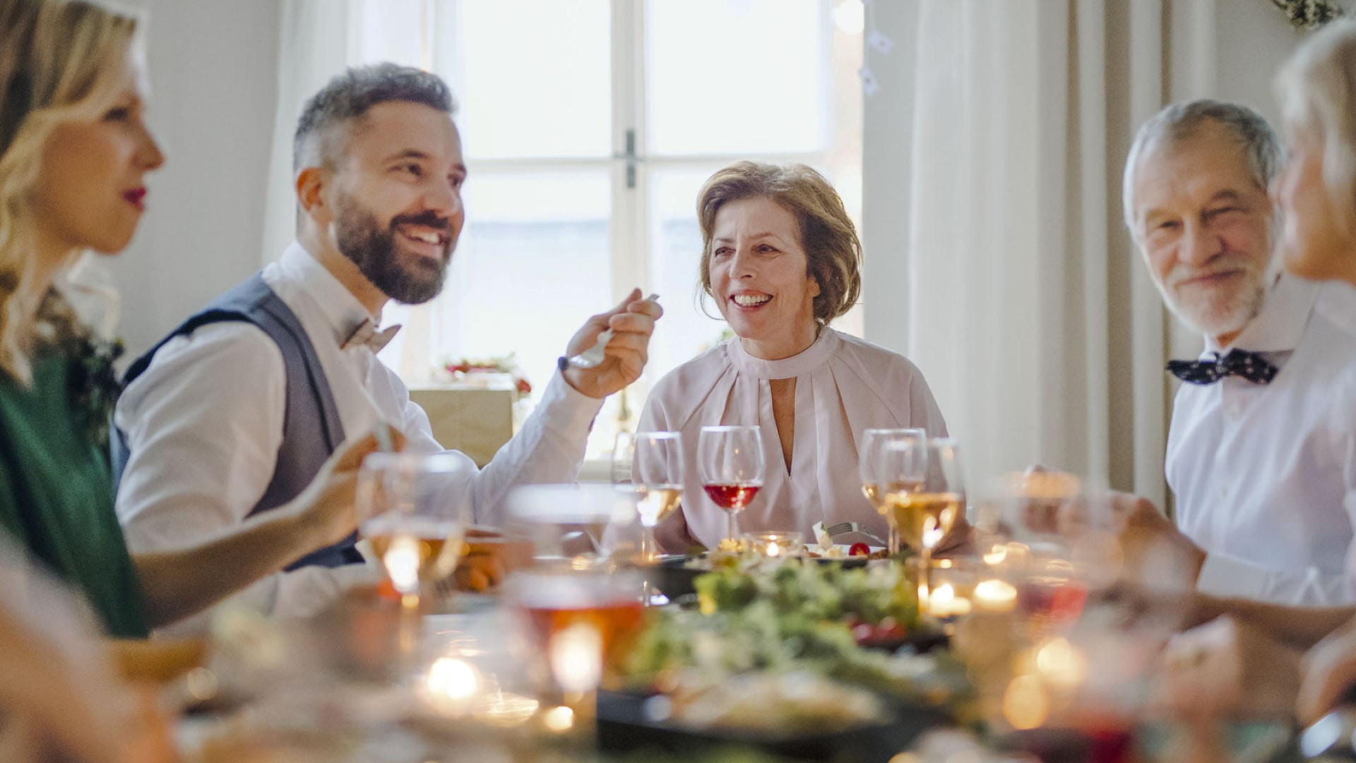 Ein gemeinsamer Moment bei einem Familienessen, einem gut gedeckten Tisch und einem guten Glas Wein. Momente, die die französische Lebensart perfekt veranschaulichen.