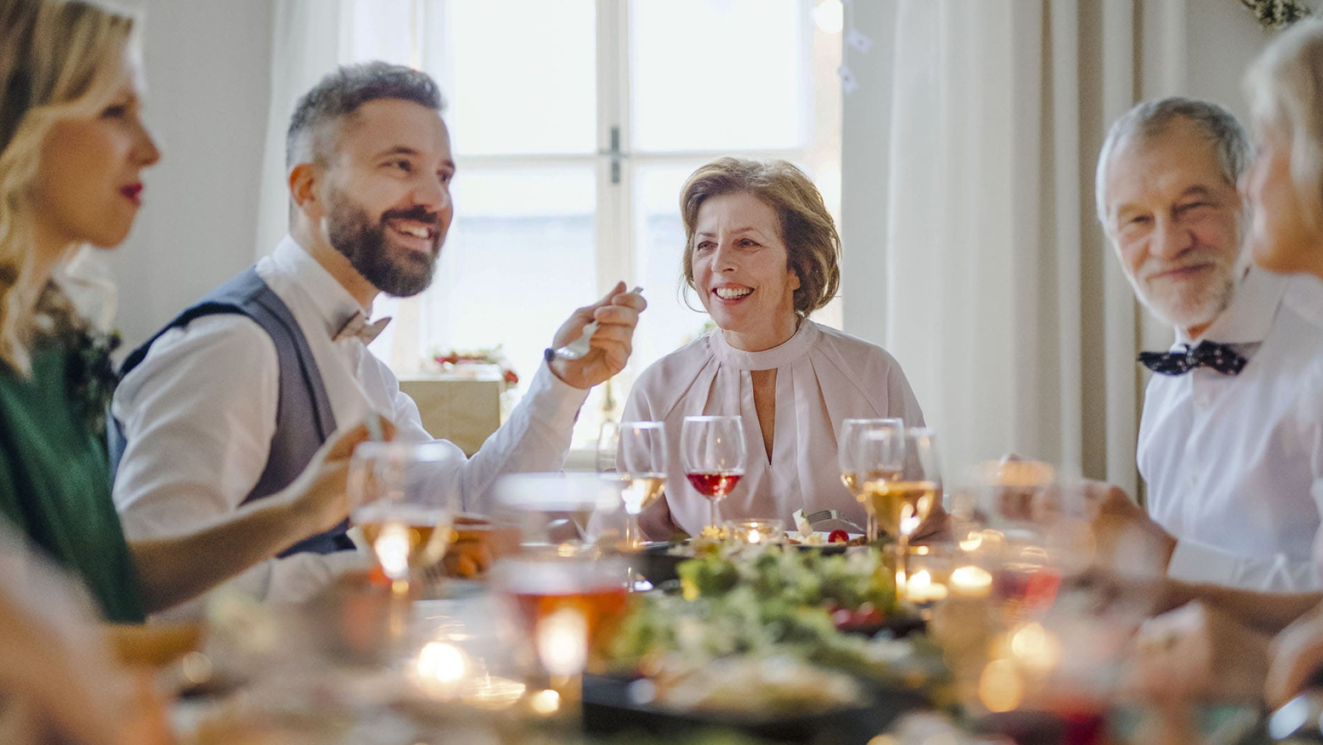 Ein gemeinsamer Moment bei einem Familienessen, einem gut gedeckten Tisch und einem guten Glas Wein. Momente, die die französische Lebensart perfekt veranschaulichen. Ein gemeinsamer Moment bei einem Familienessen, einem gut gedeckten Tisch und einem guten Glas Wein. Momente, die die französische Lebensart perfekt veranschaulichen.