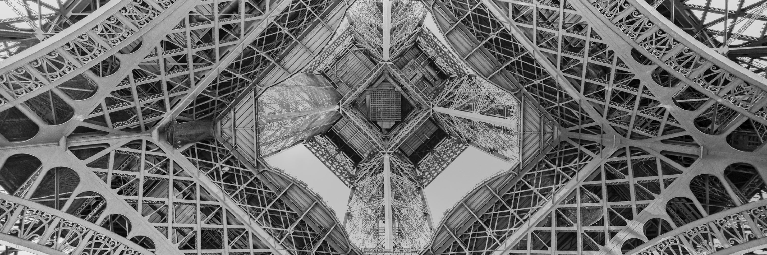 vue-de-sous-la-tour-effeil-paris-france-histoire-graphique-contraste-manufacture-patrimoine-engament-noir-et-blanc.jpg