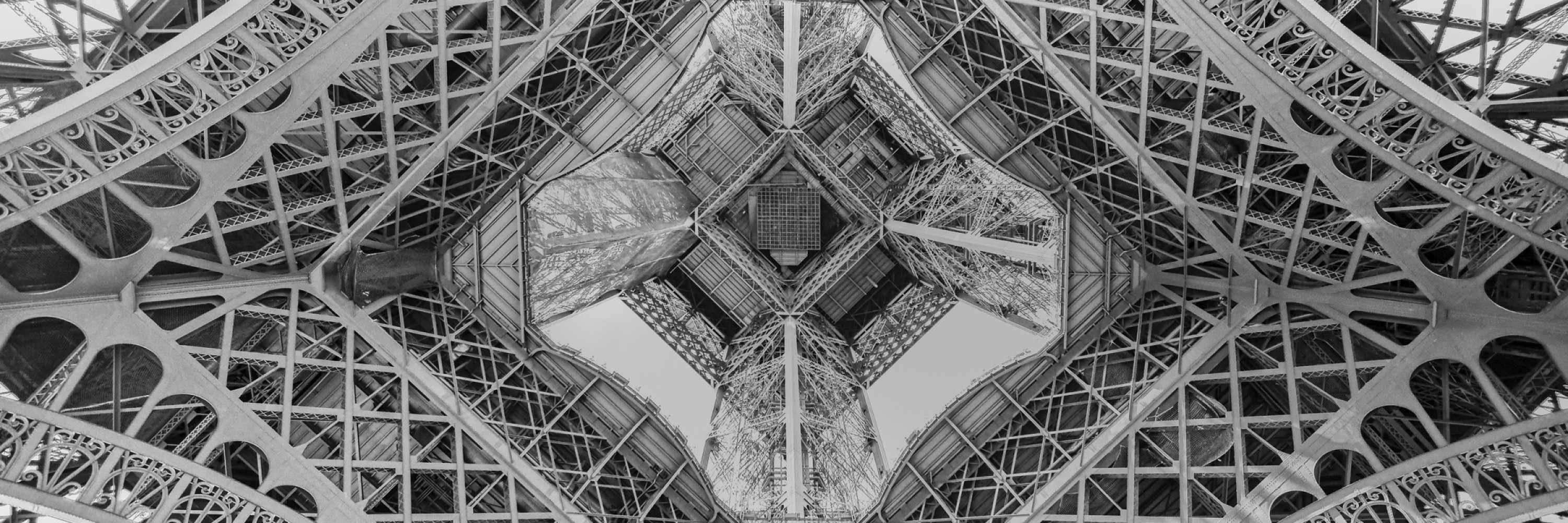 vue-de-sous-la-tour-effeil-paris-france-histoire-graphique-contraste-manufacture-patrimoine-engament-noir-et-blanc.jpg