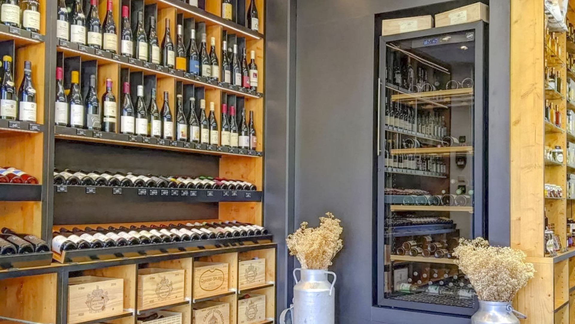 Installation eines Weinklimaschranks in einem Geschäftslokal, einer Käserei und einem Weinladen in Annecy für eine gelungene Wein-Käse-Kombination. Installation eines Weinklimaschranks in einem Geschäftslokal, einer Käserei und einem Weinladen in Annecy für eine gelungene Wein-Käse-Kombination.