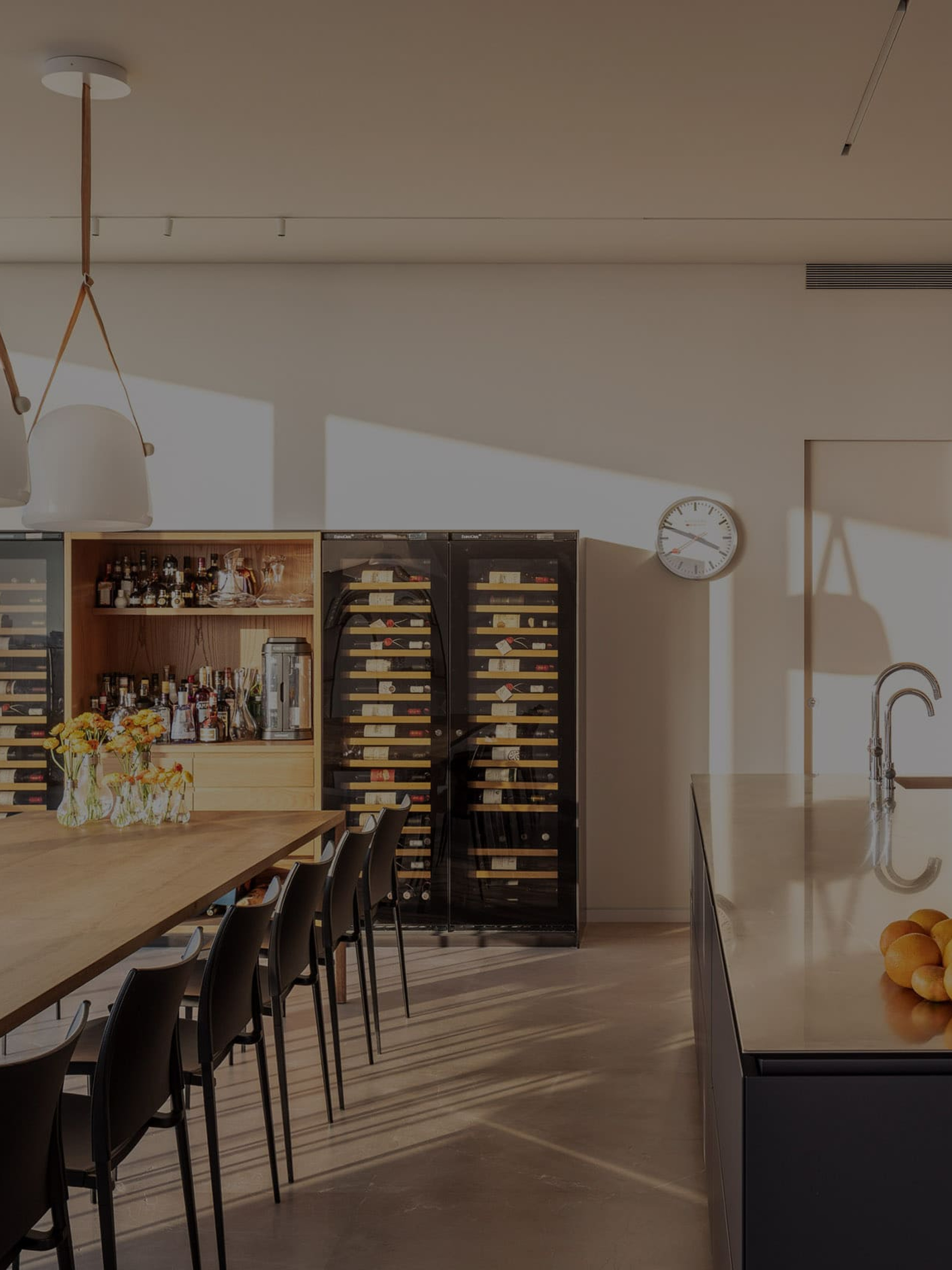eurocave-cave-a-vin-encastree-inspiration-grande-taille-etroite-bouteille-presente-grande-table-hote-reunion-cuisine-ouverte-contemporain-bois.jpg eurocave-cave-a-vin-encastree-inspiration-grande-taille-etroite-bouteille-presente-grande-table-hote-reunion-cuisine-ouverte-contemporain-bois.jpg