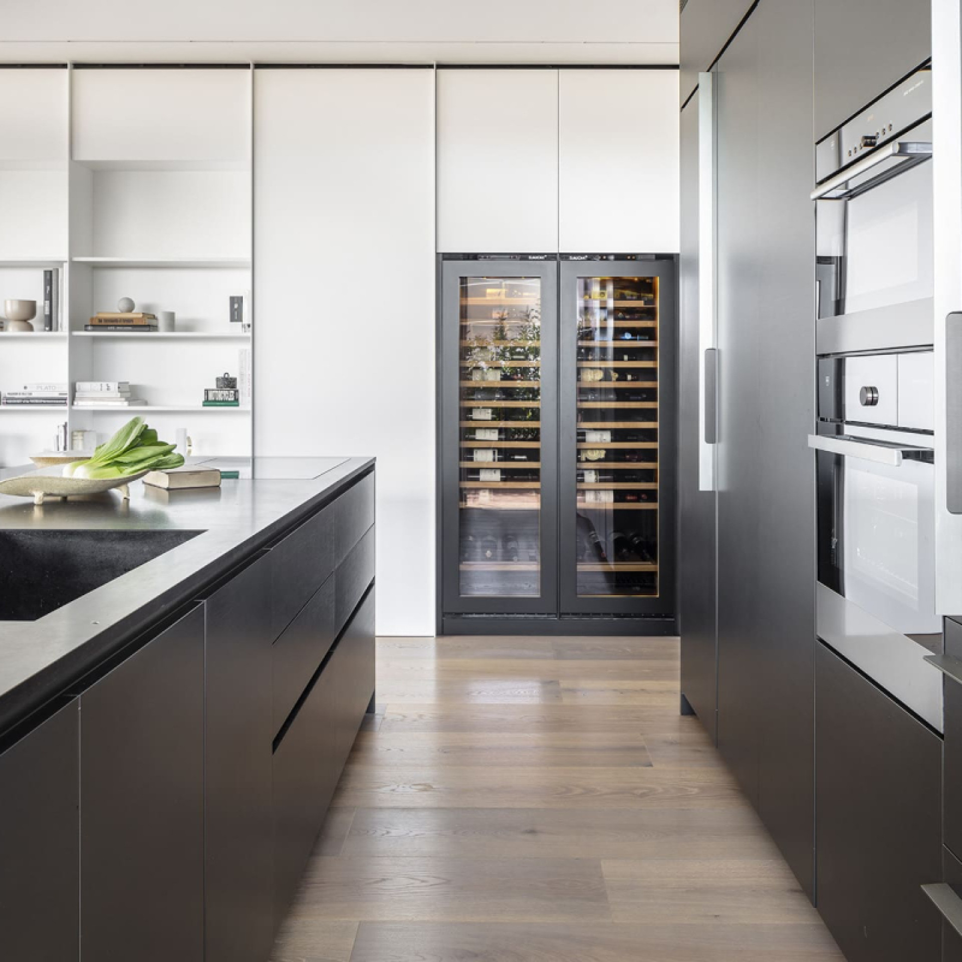 eurocave-cave-a-vin-encastree-cuisine-moderne-contemporaine-double-eclairee-tel-aviv-inspiration-israel-Studio-Ami-Geron-1920.jpg eurocave-cave-a-vin-encastree-cuisine-moderne-contemporaine-double-eclairee-tel-aviv-inspiration-israel-Studio-Ami-Geron-1920.jpg