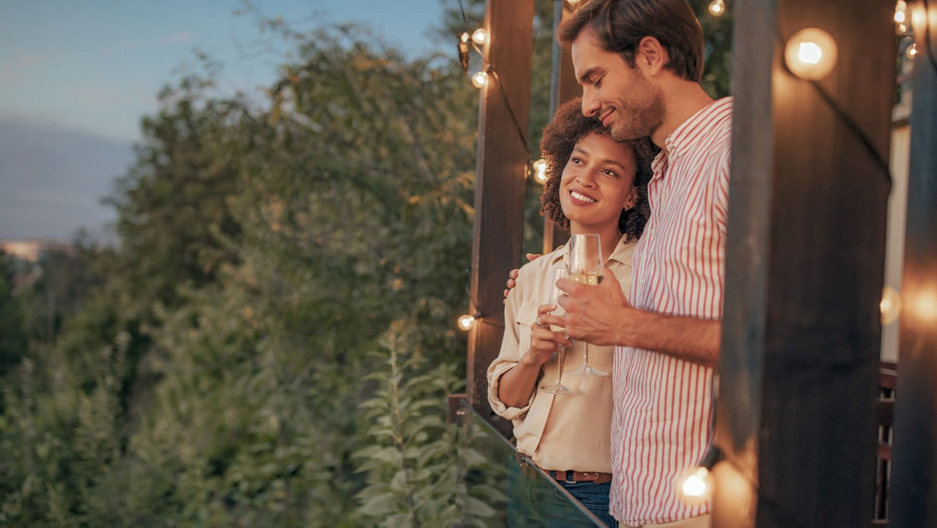 verre-de-vin-couple-foret-guirlande-soir-couple-ensemble-detente.jpg verre-de-vin-couple-foret-guirlande-soir-couple-ensemble-detente.jpg
